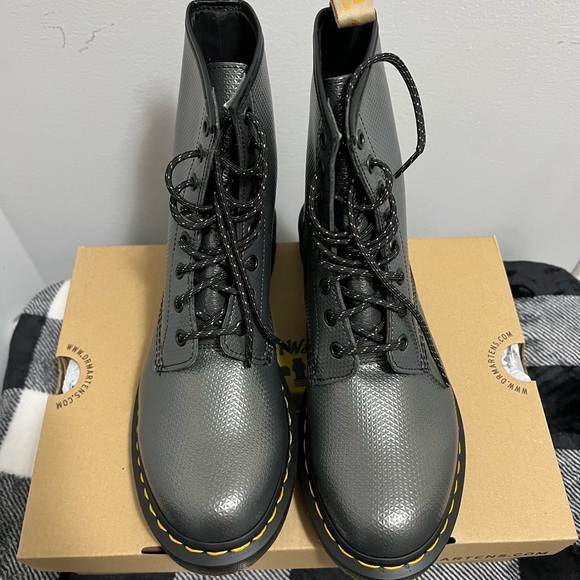 Dr Martens VEGAN 1460 METALLIC EMBOSS LACE UP BOOTS - NO BOX - Picture 9 of 11